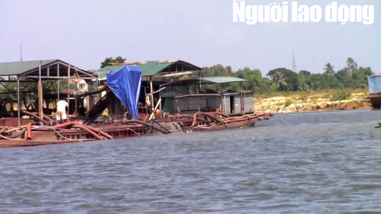 Khai thác cát quá độ sâu, 3 doanh nghiệp bị phạt 2,4 tỉ đồng - Ảnh 2.