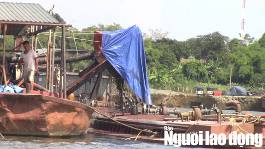 Khai thác cát quá độ sâu, 3 doanh nghiệp bị phạt 2,4 tỉ đồng - Ảnh 1.