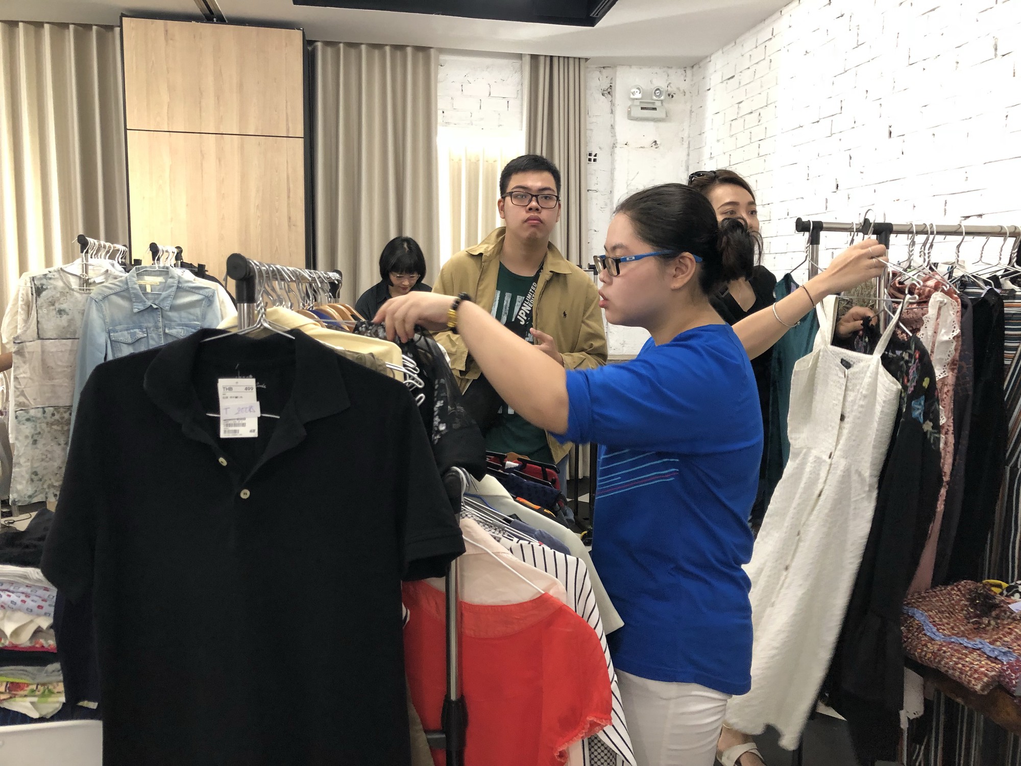 Cuối tuần, chen nhau sắm đồ ở chợ cũ người mới ta - Ảnh 3.