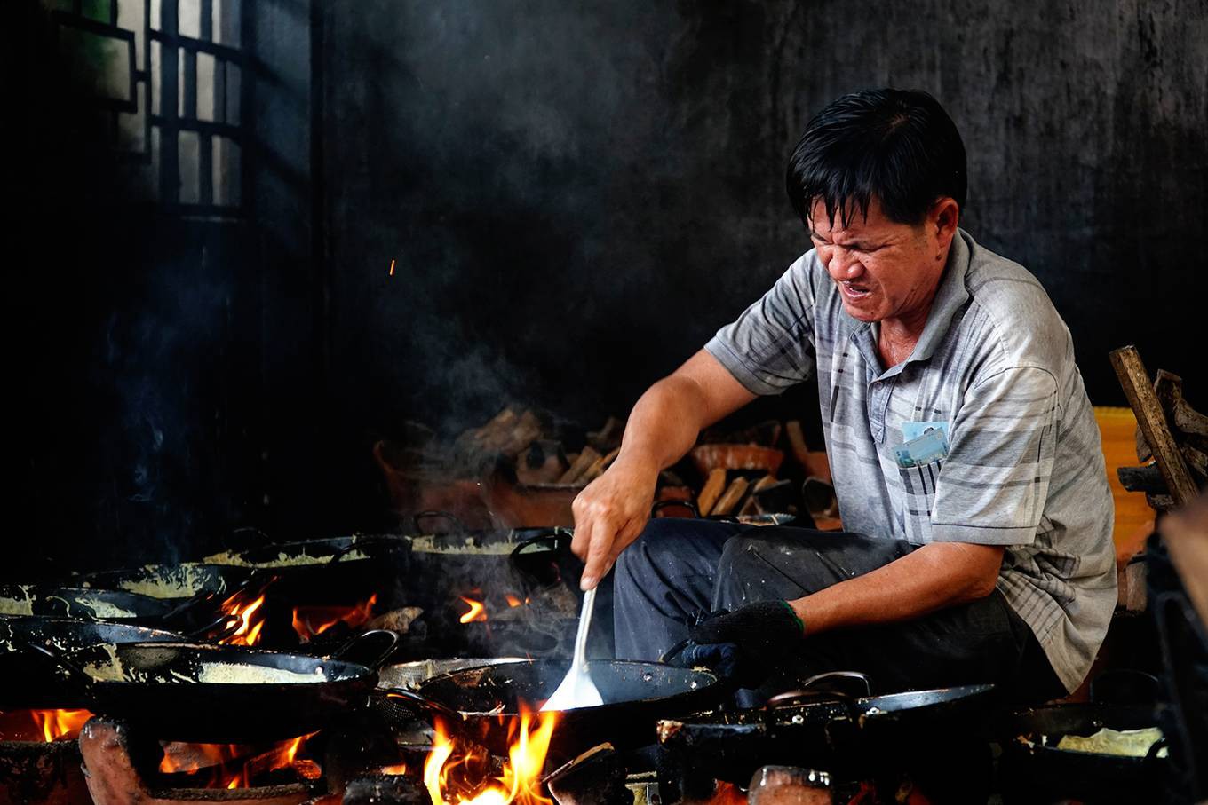 Chùa bánh xèo mời khách ăn miễn phí nghìn chiếc mỗi ngày ở miền Tây - Ảnh 2.