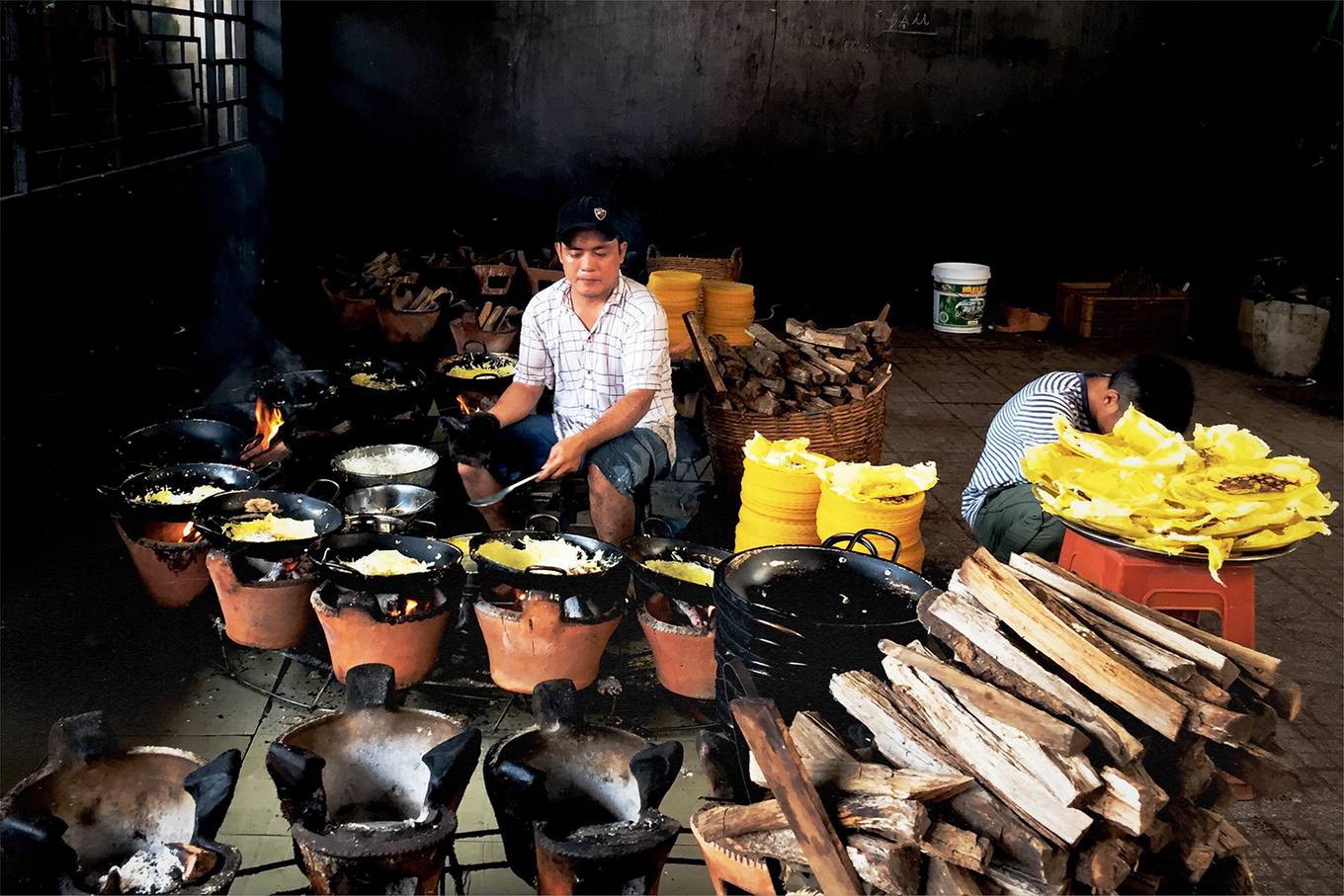 Chùa bánh xèo mời khách ăn miễn phí nghìn chiếc mỗi ngày ở miền Tây - Ảnh 3.