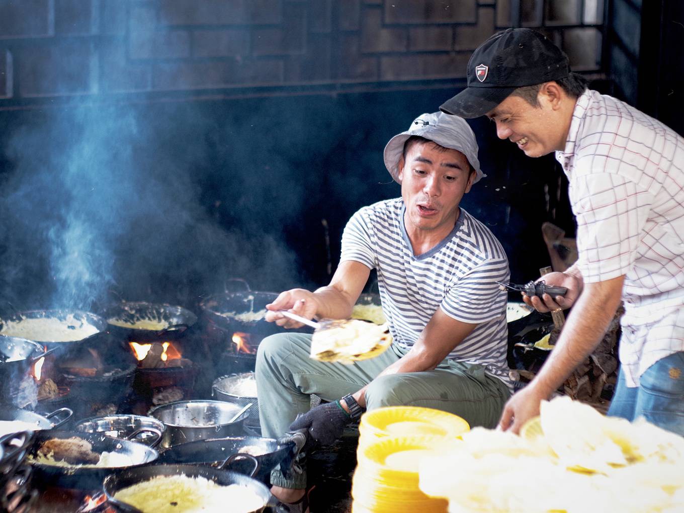 "Chùa bánh xèo" mời khách ăn miễn phí nghìn chiếc mỗi ngày ở miền Tây