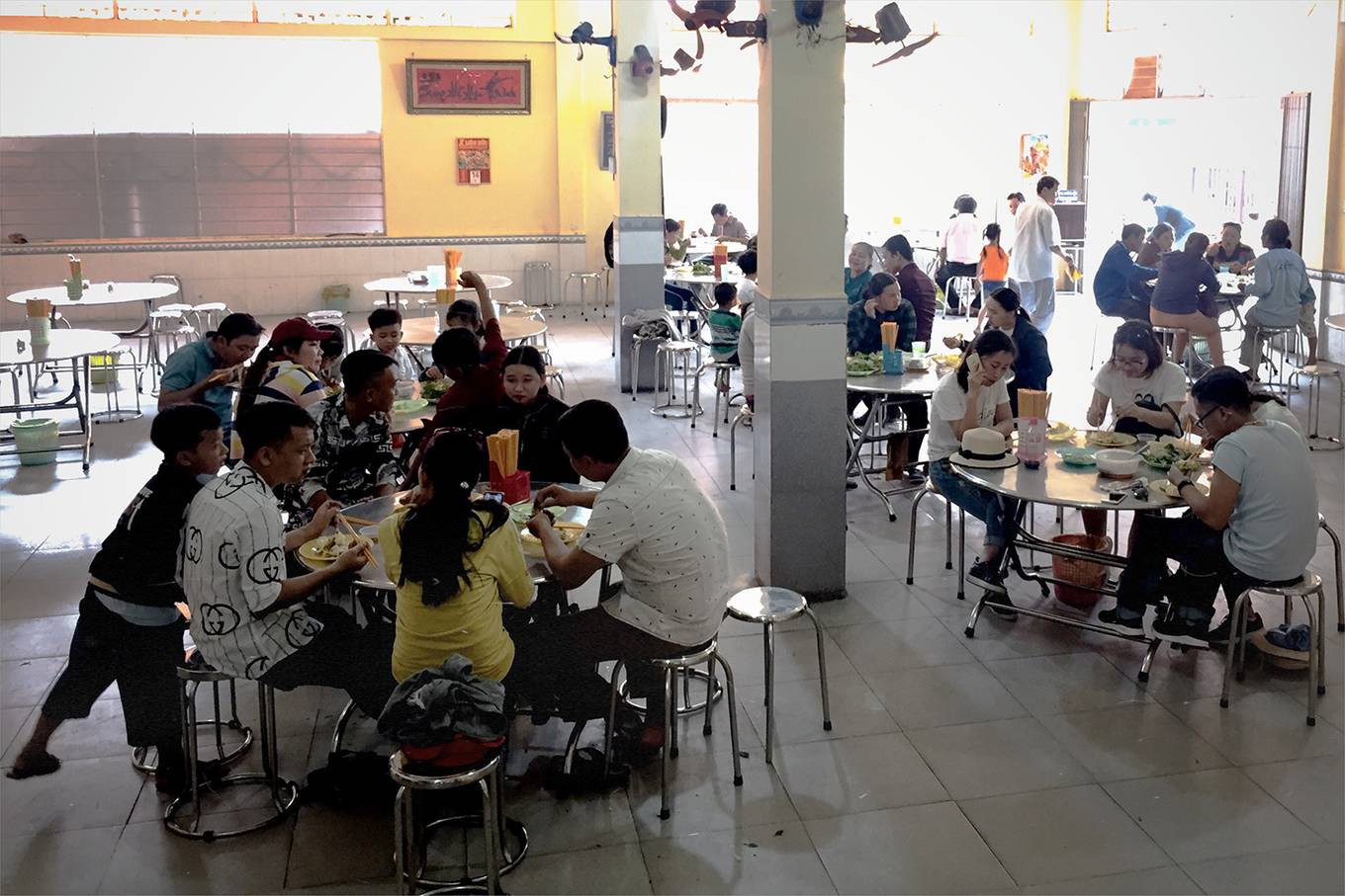Chùa bánh xèo mời khách ăn miễn phí nghìn chiếc mỗi ngày ở miền Tây - Ảnh 8.