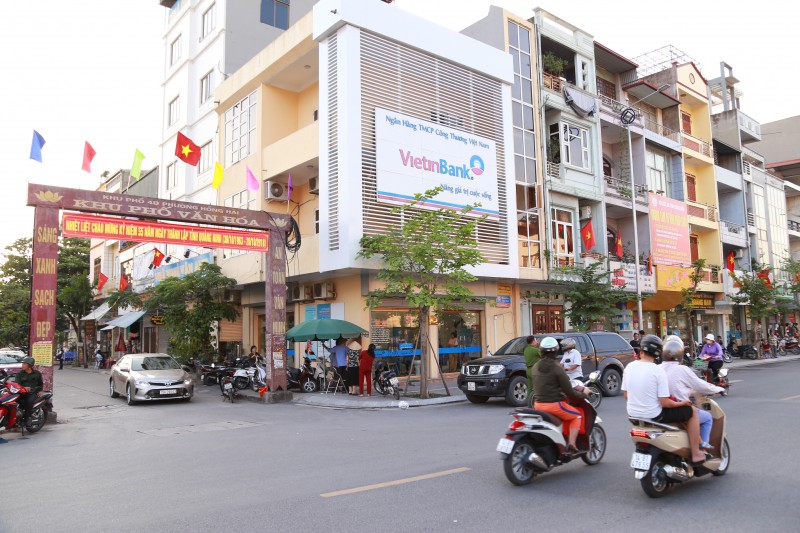 Tài xế ôtô khai bị đập vỡ kính xe trước ngân hàng, trộm 3,5 tỉ đồng