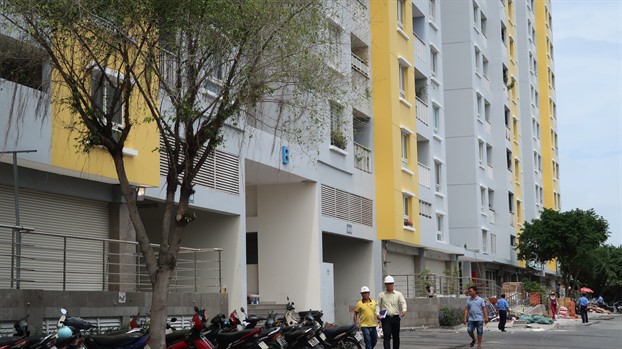 Thang máy chung cư Carina gặp sự cố, gọi đường dây nóng vô vọng