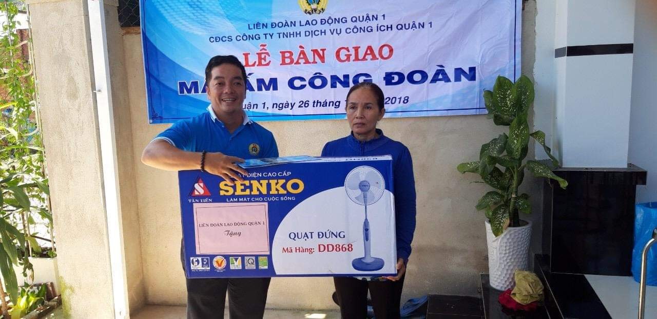 Trao M&aacute;i ấm C&ocirc;ng đo&agrave;n cho c&ocirc;ng nh&acirc;n vệ sinh - Ảnh 1.
