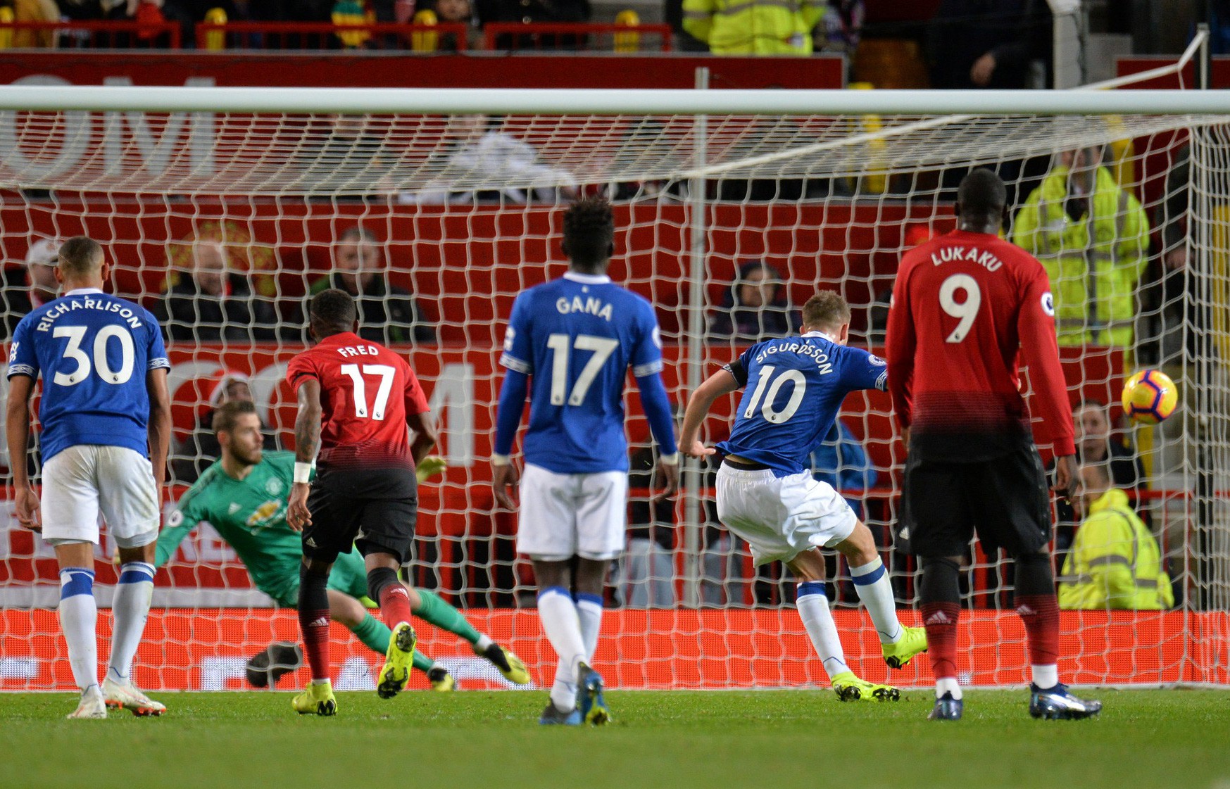 Sút phạt đền dị, Pogba suýt thành tội đồ của Man United - Ảnh 5.