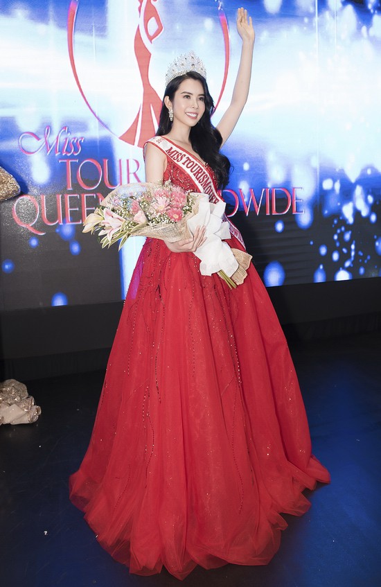Người đẹp Đồng Tháp đăng quang Hoa hậu Du lịch Thế giới 2018 - Ảnh 1.