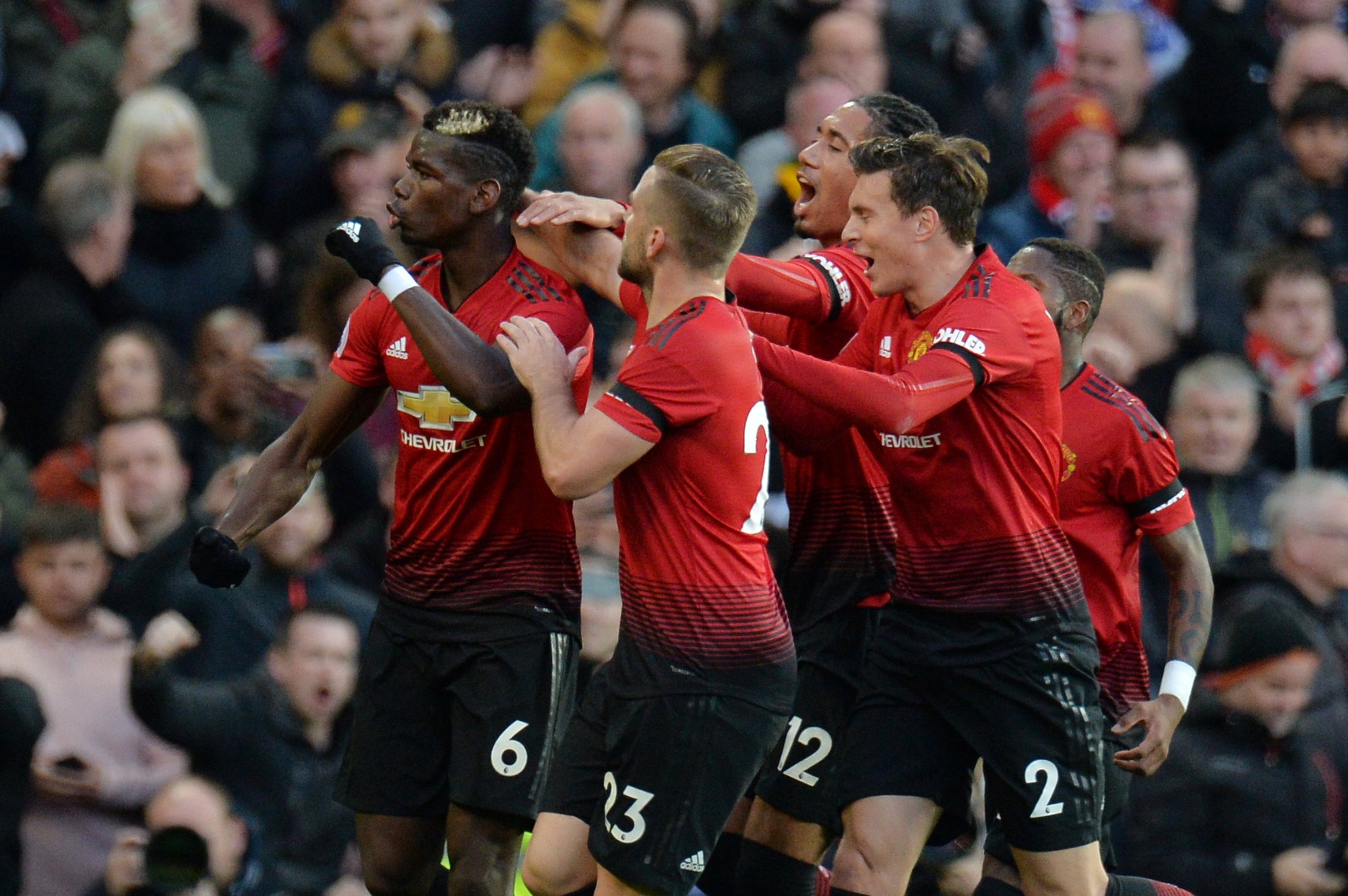 Sút phạt đền "dị", Pogba suýt thành tội đồ của Man United