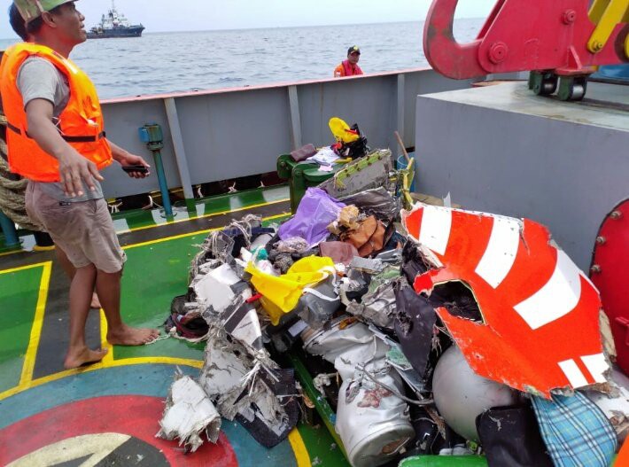 Rơi máy bay Indonesia: Phát hiện các phần thi thể