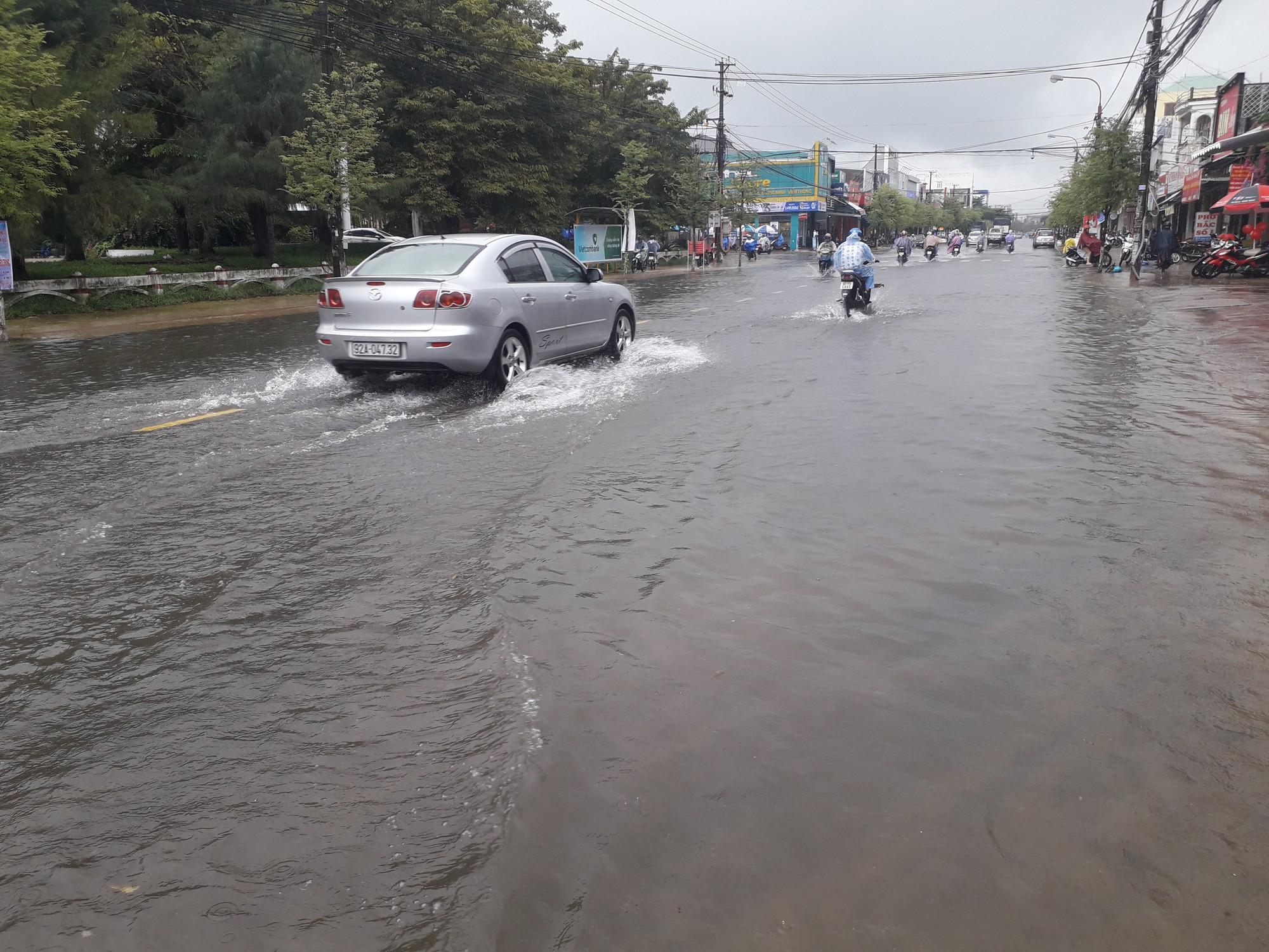 Mưa lớn, đường phố Tam Kỳ biến th&agrave;nh s&ocirc;ng - Ảnh 22.