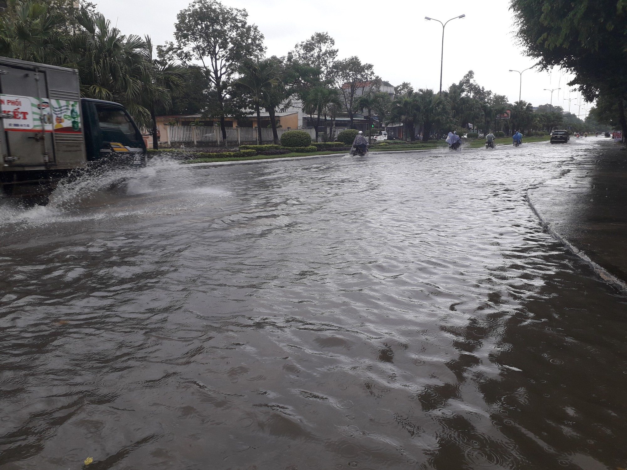 Mưa lớn, đường phố Tam Kỳ biến th&agrave;nh s&ocirc;ng - Ảnh 21.