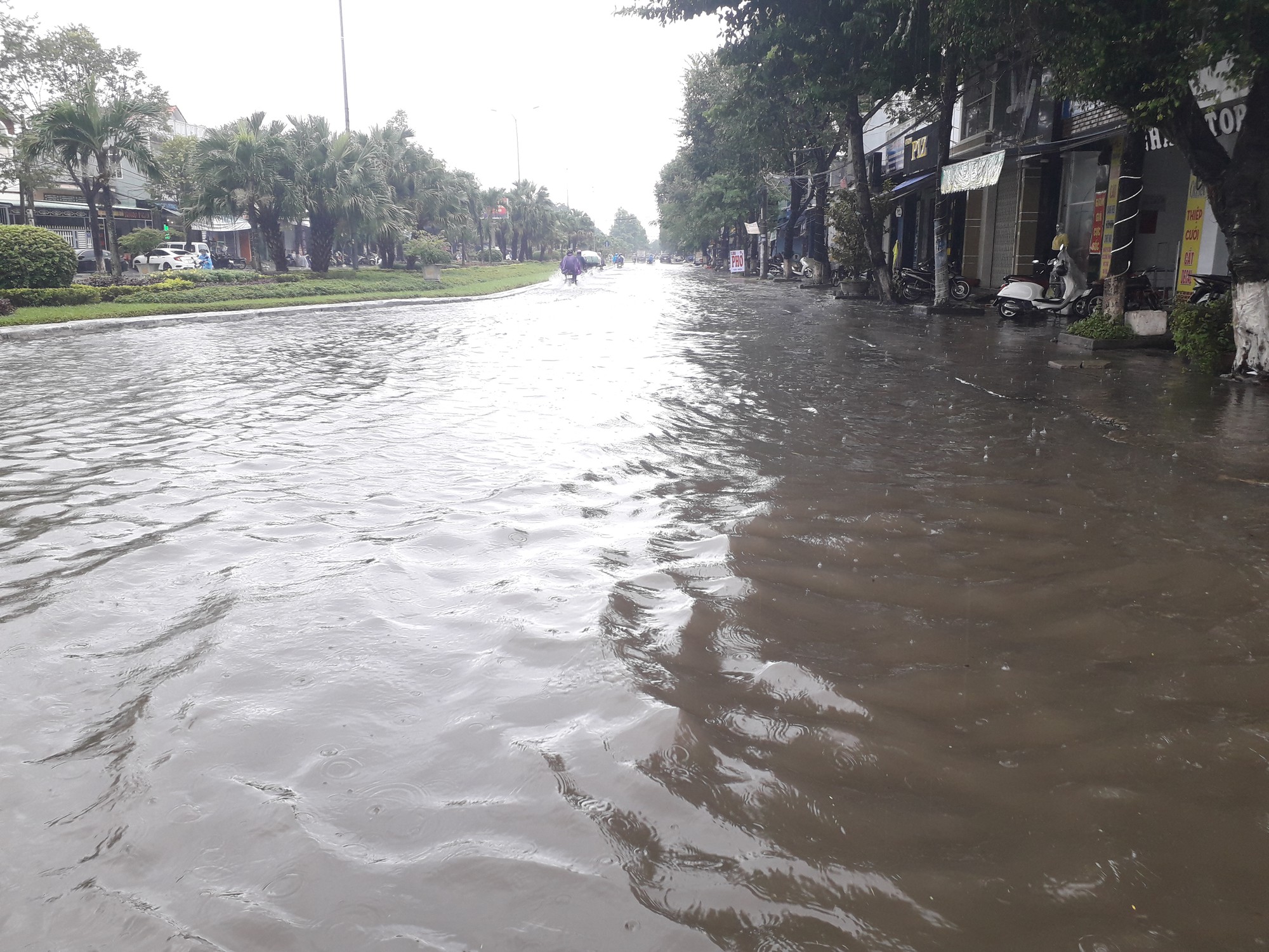 Mưa lớn, đường phố Tam Kỳ biến th&agrave;nh s&ocirc;ng - Ảnh 20.
