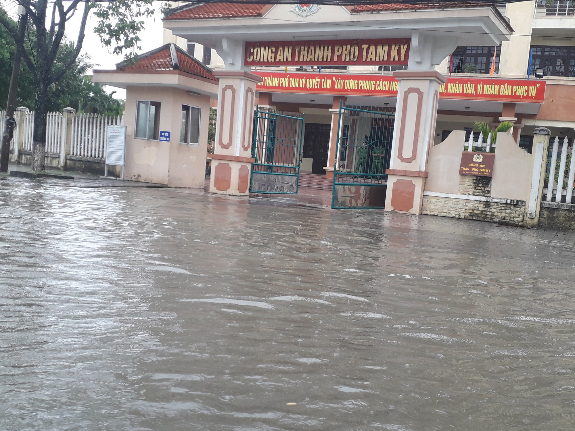 Mưa lớn, đường phố Tam Kỳ biến th&agrave;nh s&ocirc;ng - Ảnh 19.