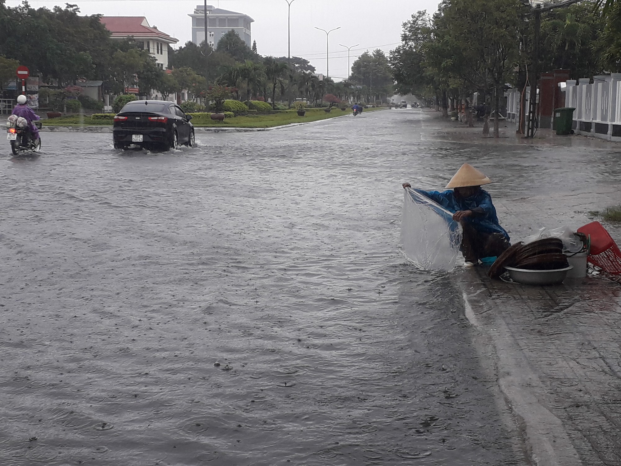Mưa lớn, đường phố Tam Kỳ biến th&agrave;nh s&ocirc;ng - Ảnh 10.