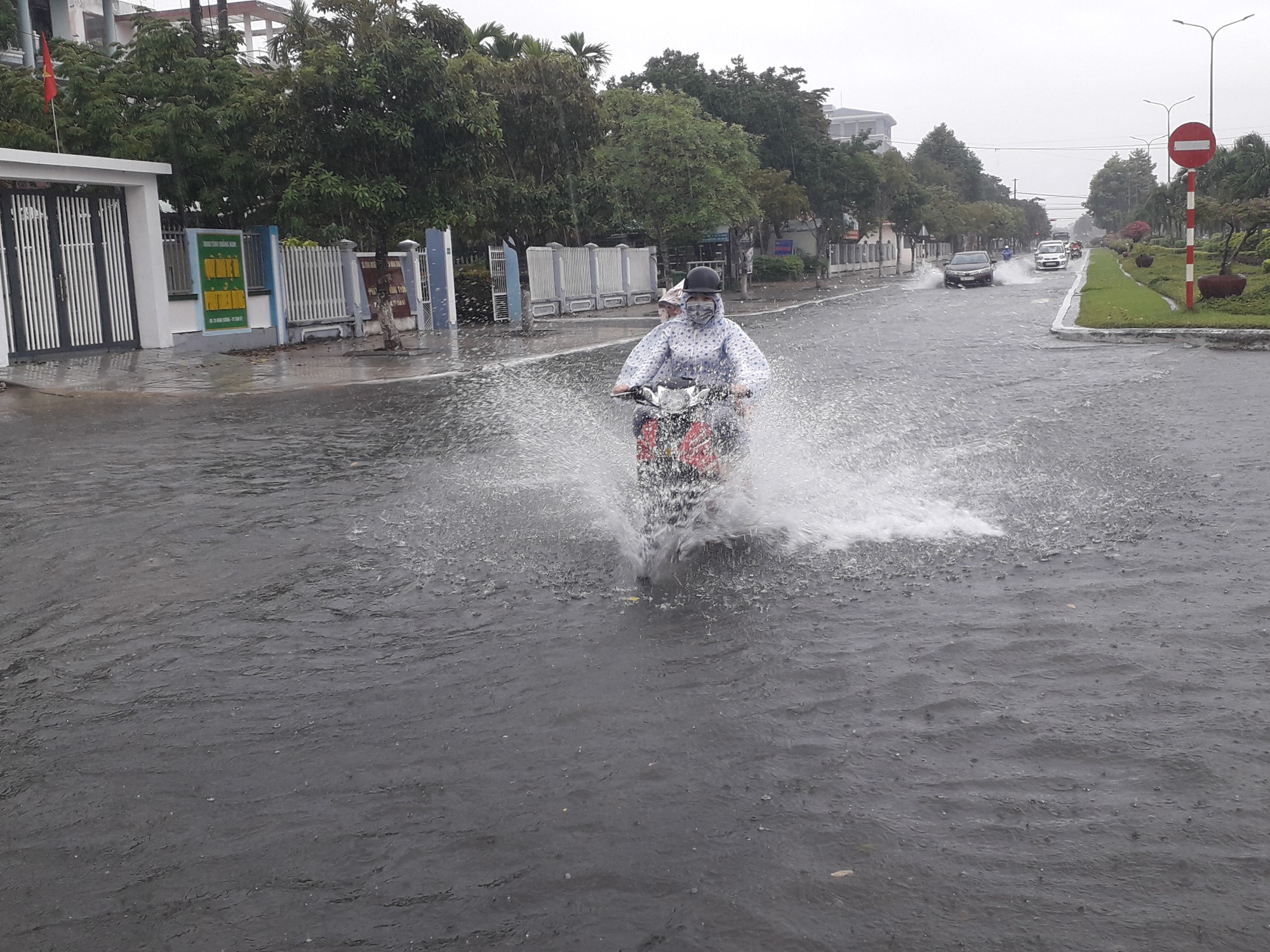 Mưa lớn, đường phố Tam Kỳ biến th&agrave;nh s&ocirc;ng - Ảnh 17.
