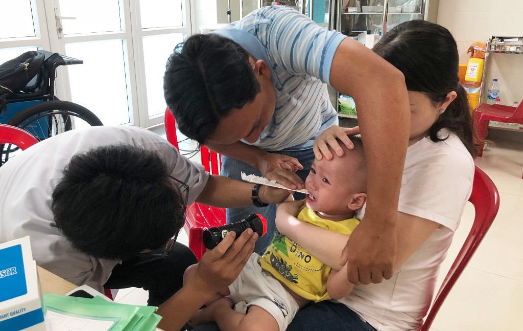 Quảng Ngãi: "Căng mình" chống chọi bệnh tay chân miệng