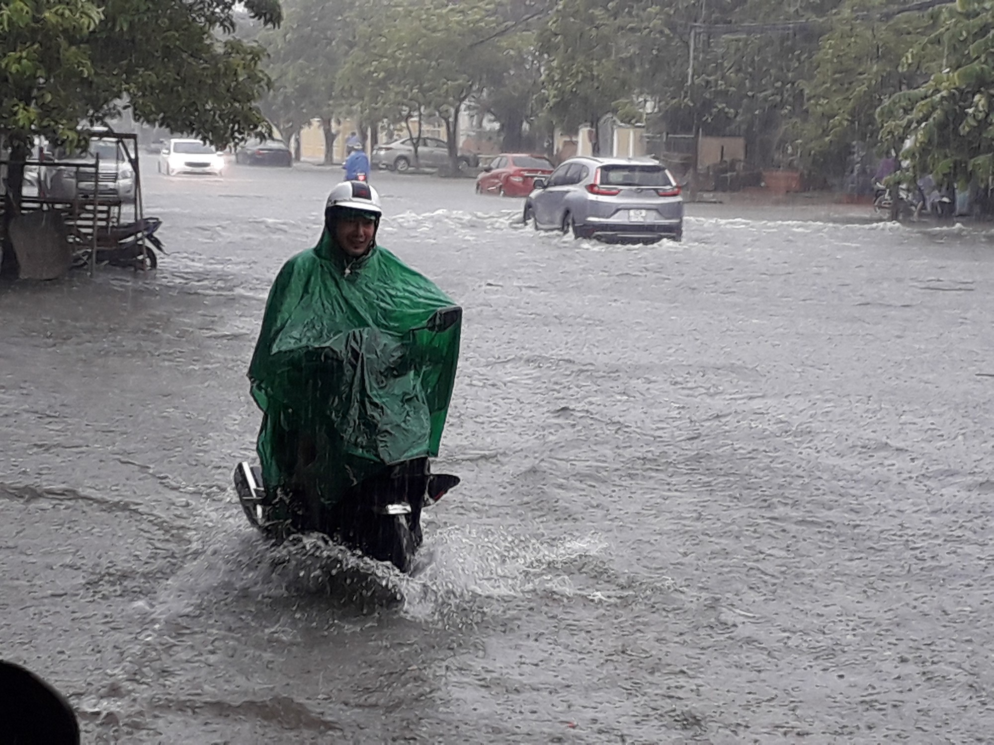 Mưa lớn, đường phố Tam Kỳ biến th&agrave;nh s&ocirc;ng - Ảnh 16.