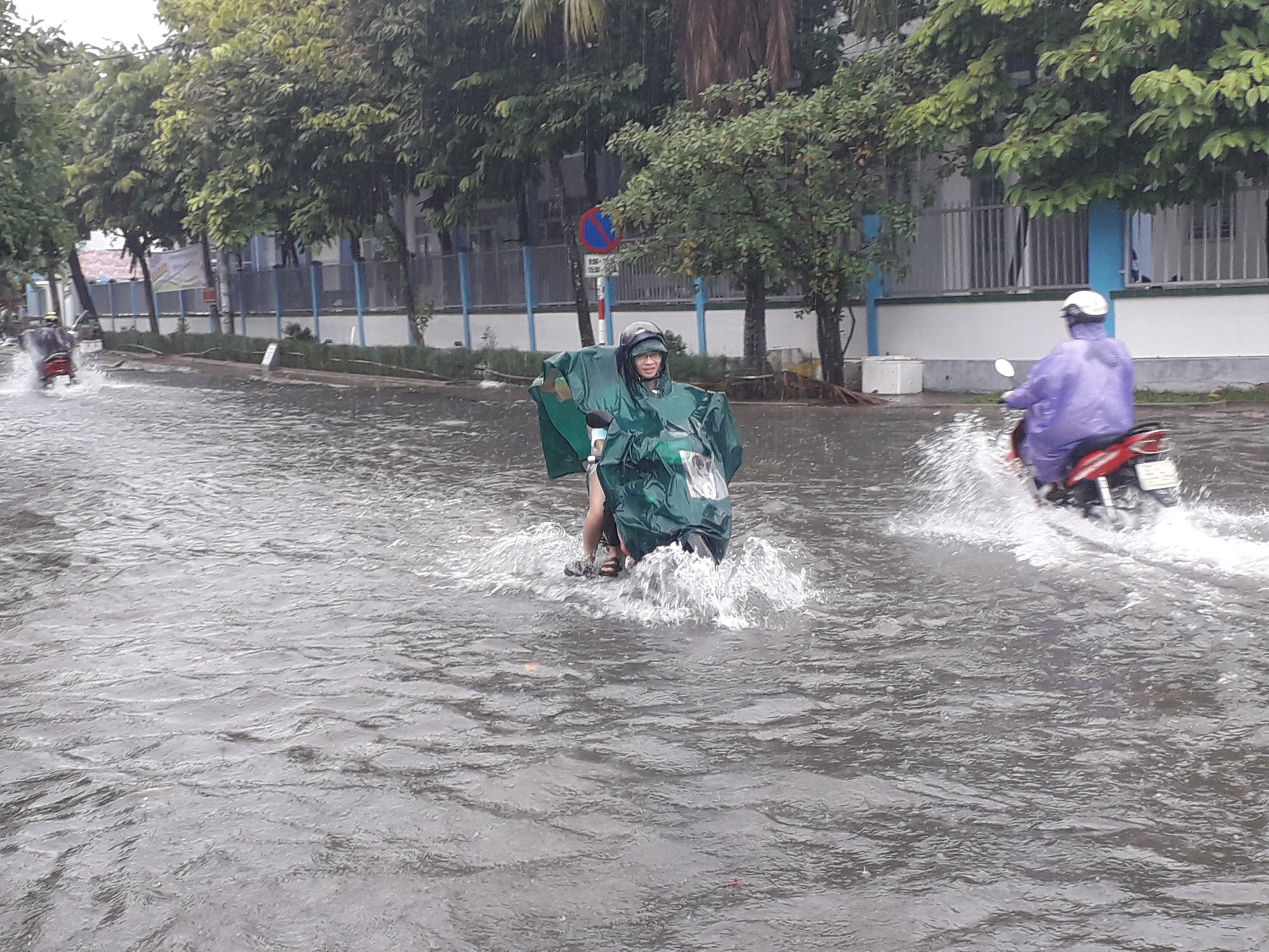 Mưa lớn, đường phố Tam Kỳ biến th&agrave;nh s&ocirc;ng - Ảnh 15.