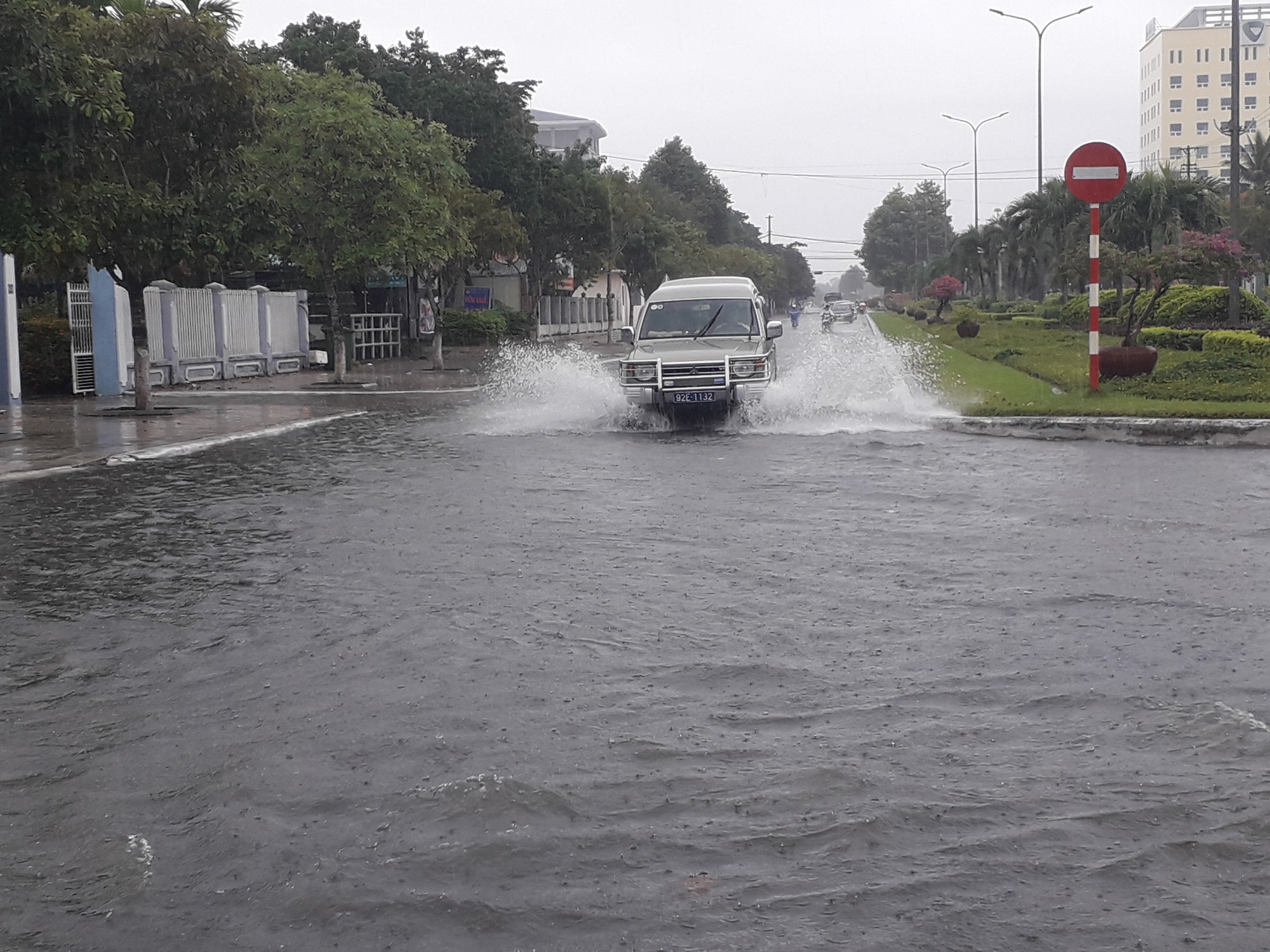 Mưa lớn, đường phố Tam Kỳ biến th&agrave;nh s&ocirc;ng - Ảnh 14.