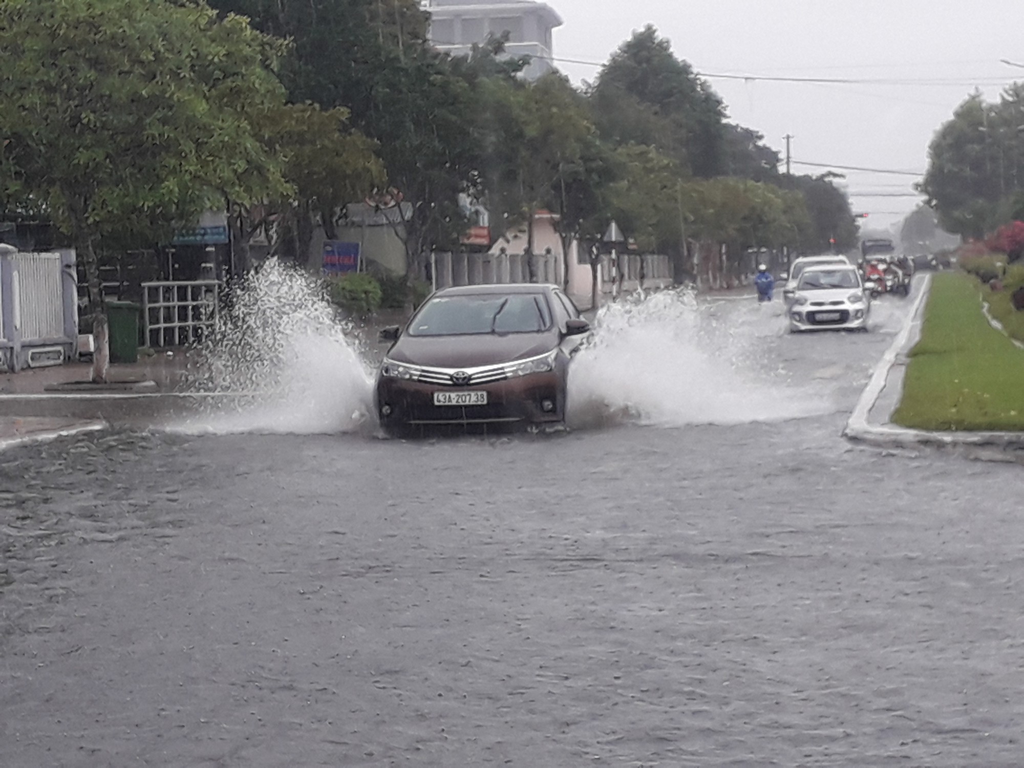 Mưa lớn, đường phố Tam Kỳ biến th&agrave;nh s&ocirc;ng - Ảnh 13.