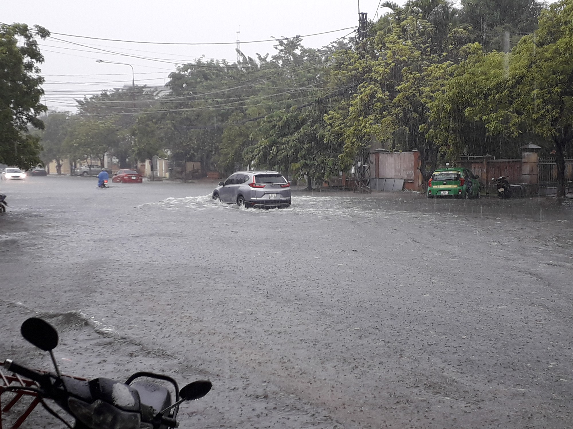 Mưa lớn, đường phố Tam Kỳ biến th&agrave;nh s&ocirc;ng - Ảnh 6.