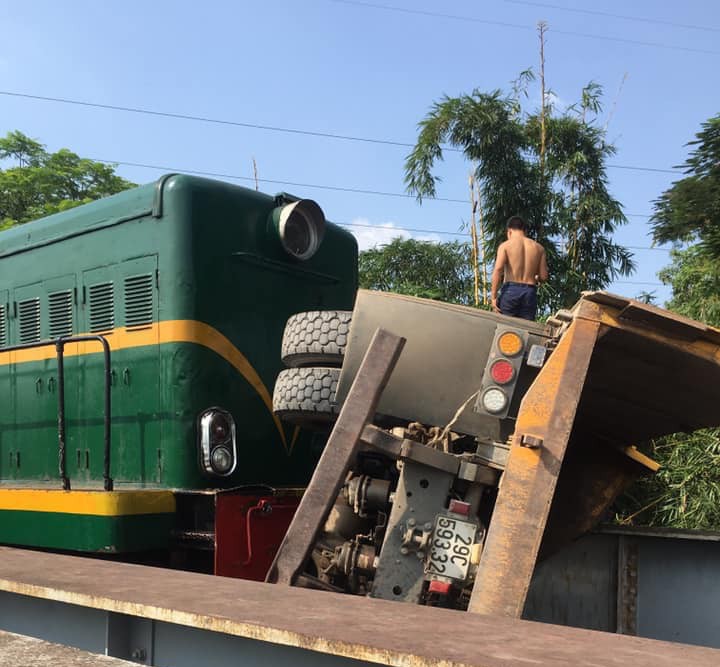 Cố vượt đường sắt, xe tải bị tàu hỏa tông lật, 5 người bị thương