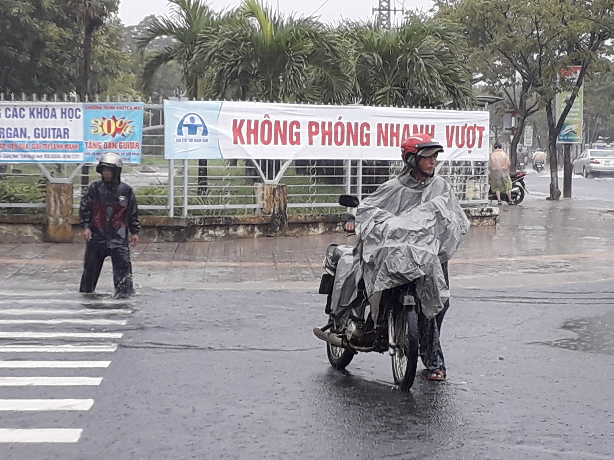 Mưa lớn, đường phố Tam Kỳ biến th&agrave;nh s&ocirc;ng - Ảnh 8.