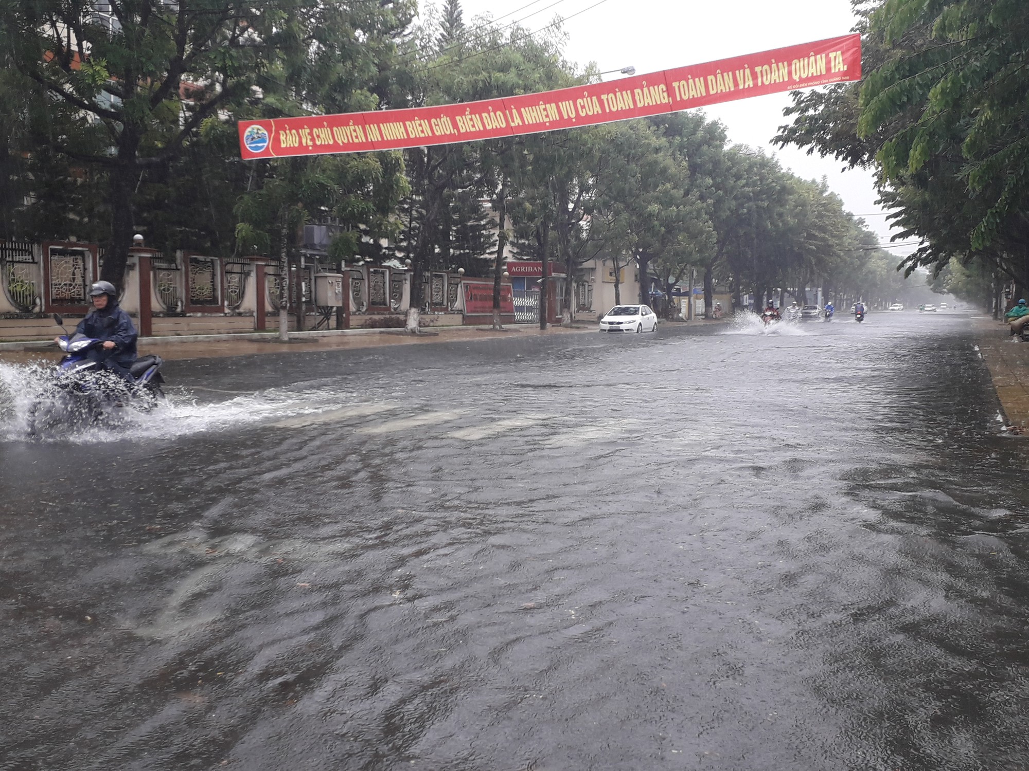 Mưa lớn, đường phố Tam Kỳ biến th&agrave;nh s&ocirc;ng - Ảnh 5.