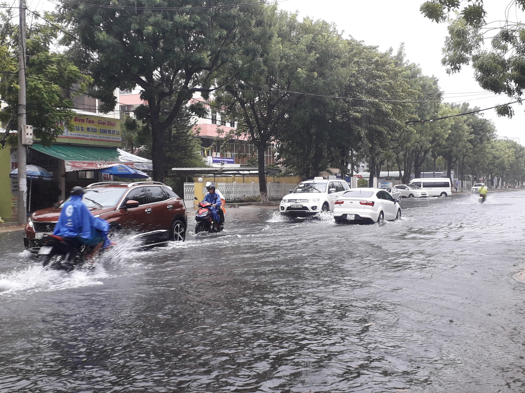 Mưa lớn, đường phố Tam Kỳ biến th&agrave;nh s&ocirc;ng - Ảnh 2.