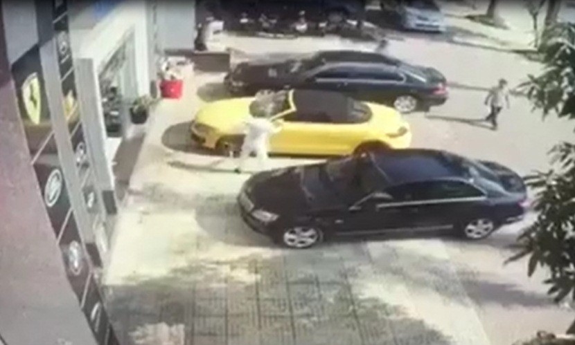 Clip ông trùm ma túy “ôm” 3 quả lựu đạn cầm 2 kiếm chém xe Audi đắt tiền