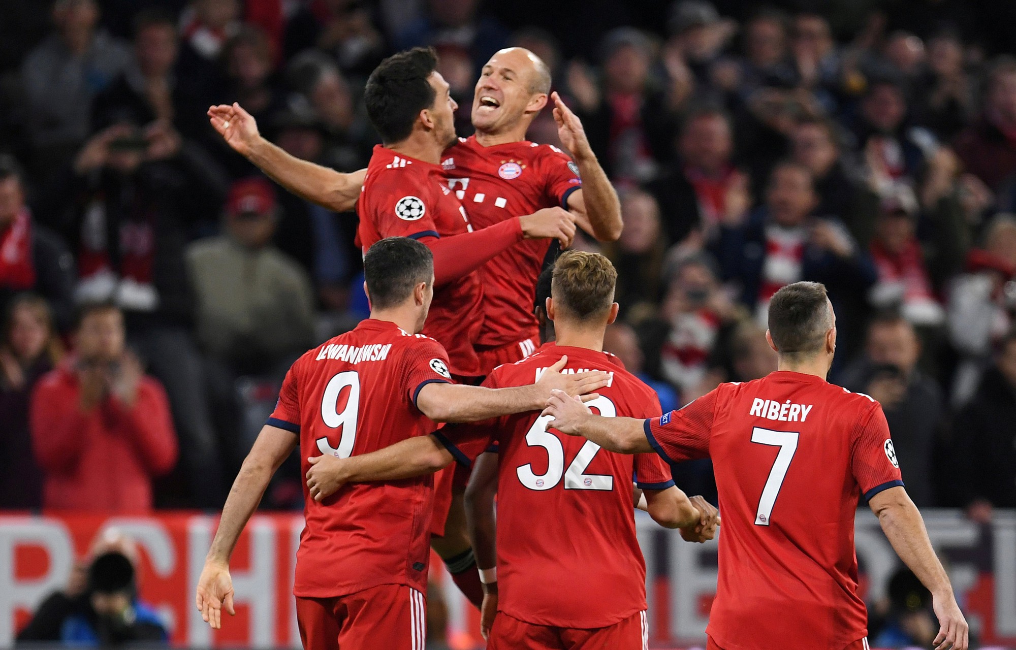 Đôi chân pha lê Arjen Robben giã từ tung hoành sân cỏ - Ảnh 1.