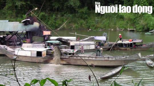Ai bảo k&ecirc; để mỏ c&aacute;t, sỏi lậu tr&ecirc;n s&ocirc;ng Hương ngang nhi&ecirc;n hoạt động? - Ảnh 1.