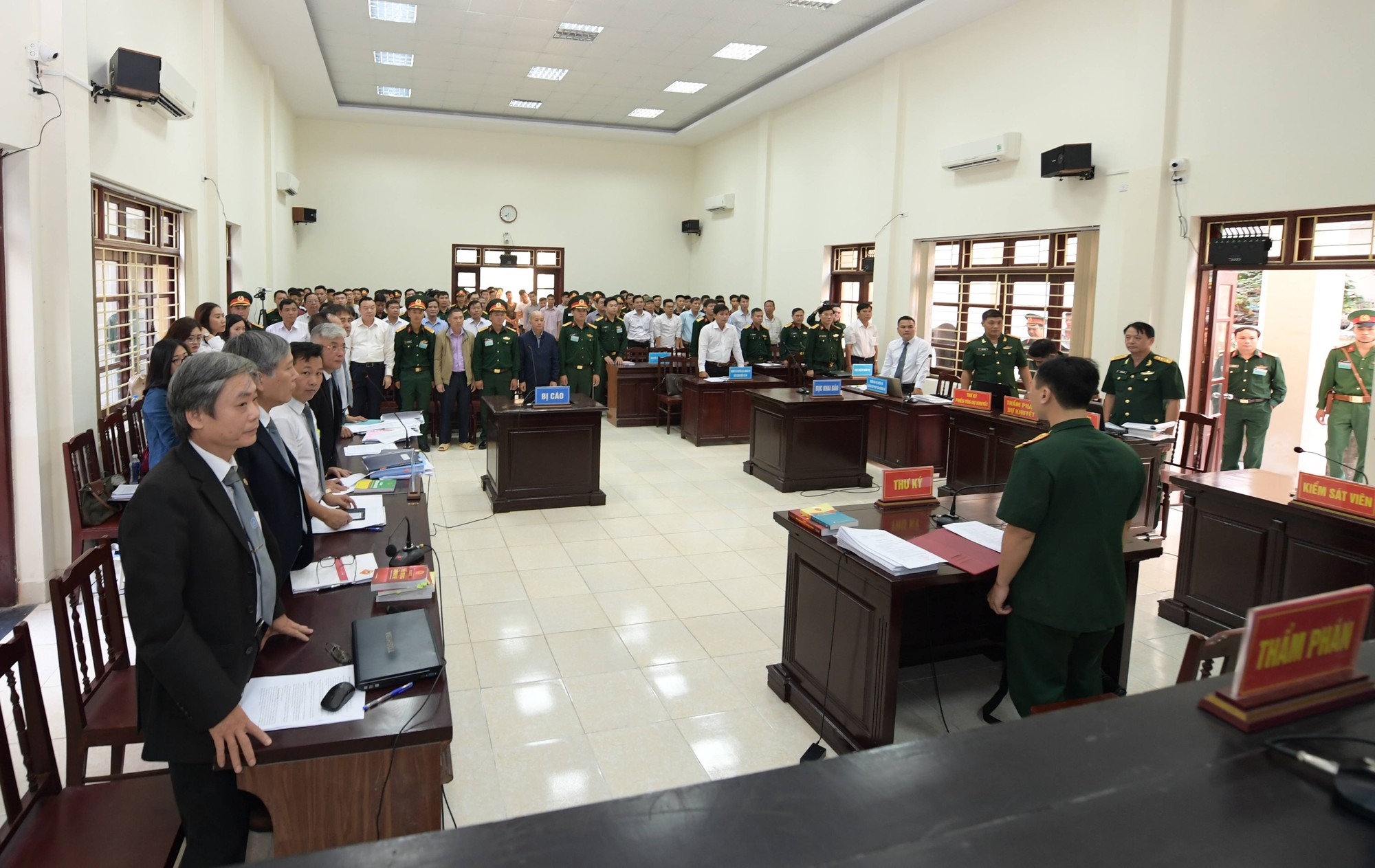 &Uacute;t trọc được đưa v&agrave;o T&ograve;a &aacute;n Qu&acirc;n sự Trung ương trong an ninh thắt chặt - Ảnh 2.