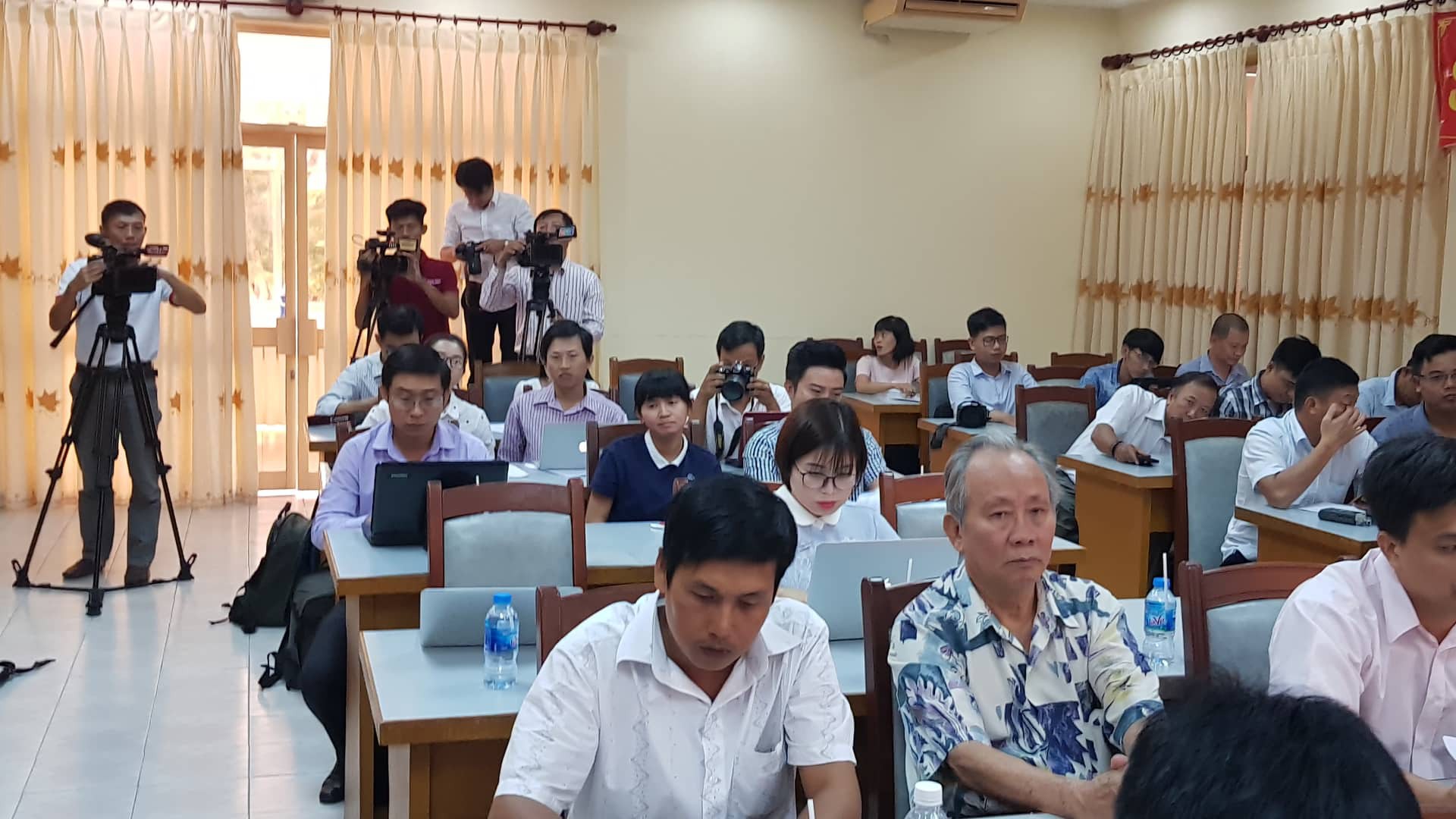 Họp báo vụ đổi 100 USD: Không trả lời việc tịch thu 20 viên kim cương - Ảnh 4.