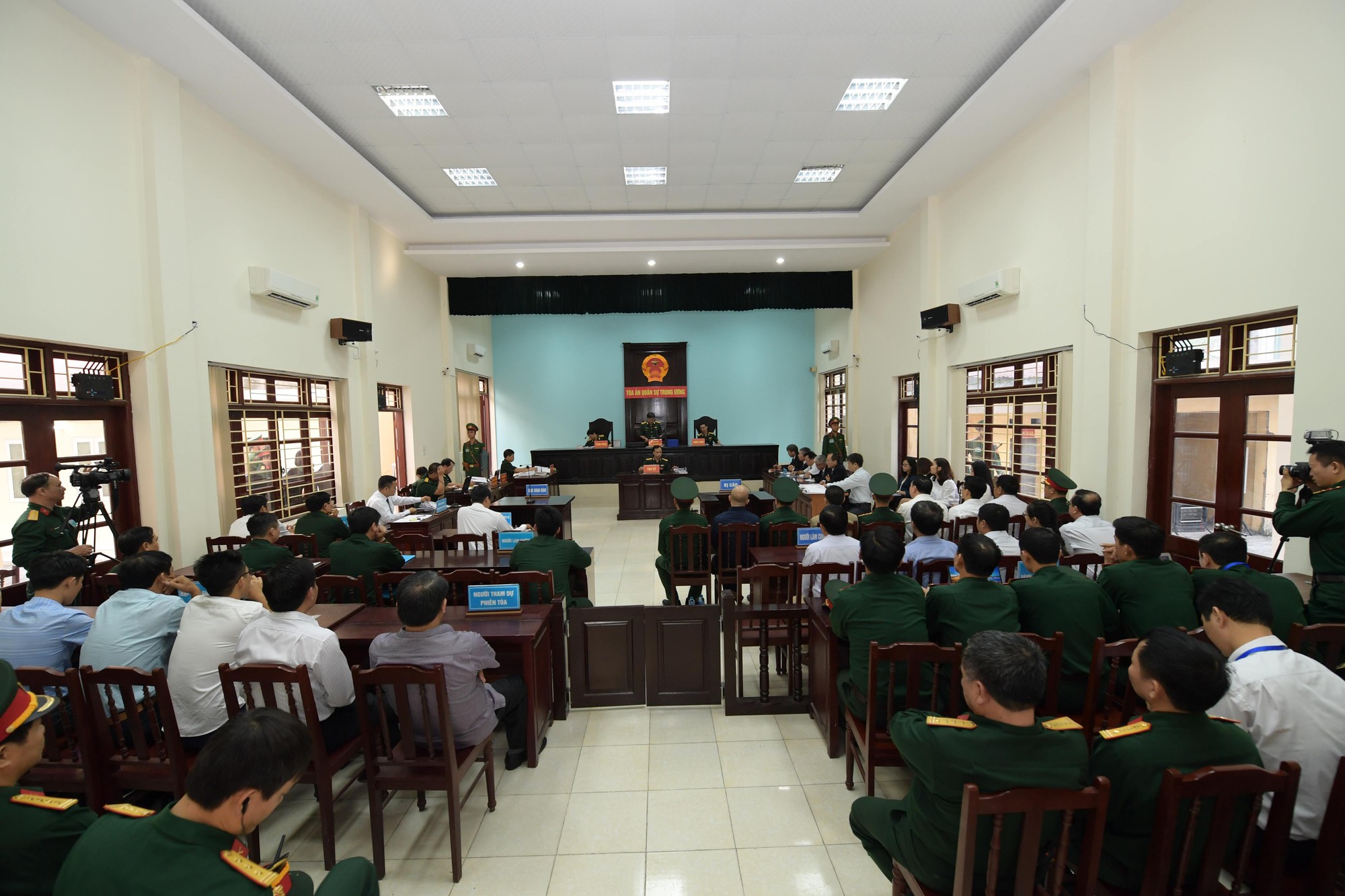 &Uacute;t trọc được đưa v&agrave;o T&ograve;a &aacute;n Qu&acirc;n sự Trung ương trong an ninh thắt chặt - Ảnh 3.