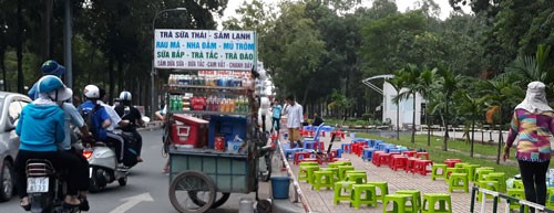 Hàng rong vây Công viên Gia Định