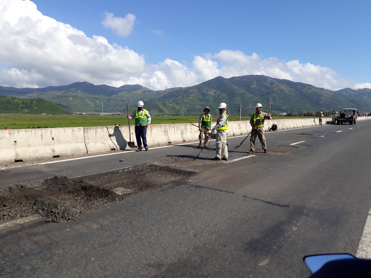 Người dân phải trả phí vô lý