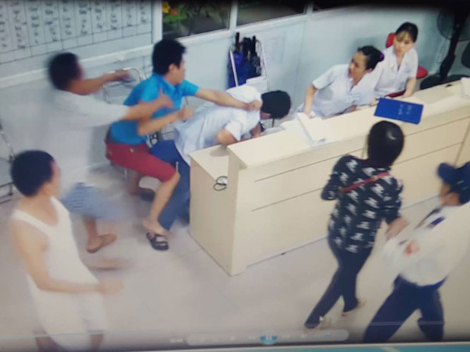 Đang lấy thông tin bệnh nhân, một y sĩ ở Phú Quốc bị đánh