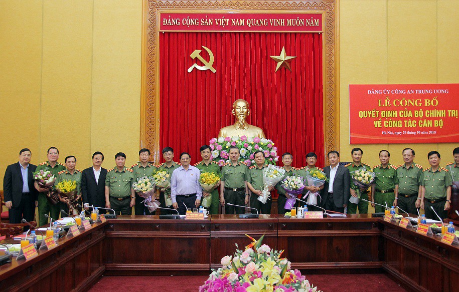 Công bố Quyết định của Bộ Chính trị về công tác cán bộ tại Đảng ủy Công an Trung ương - Ảnh 2.