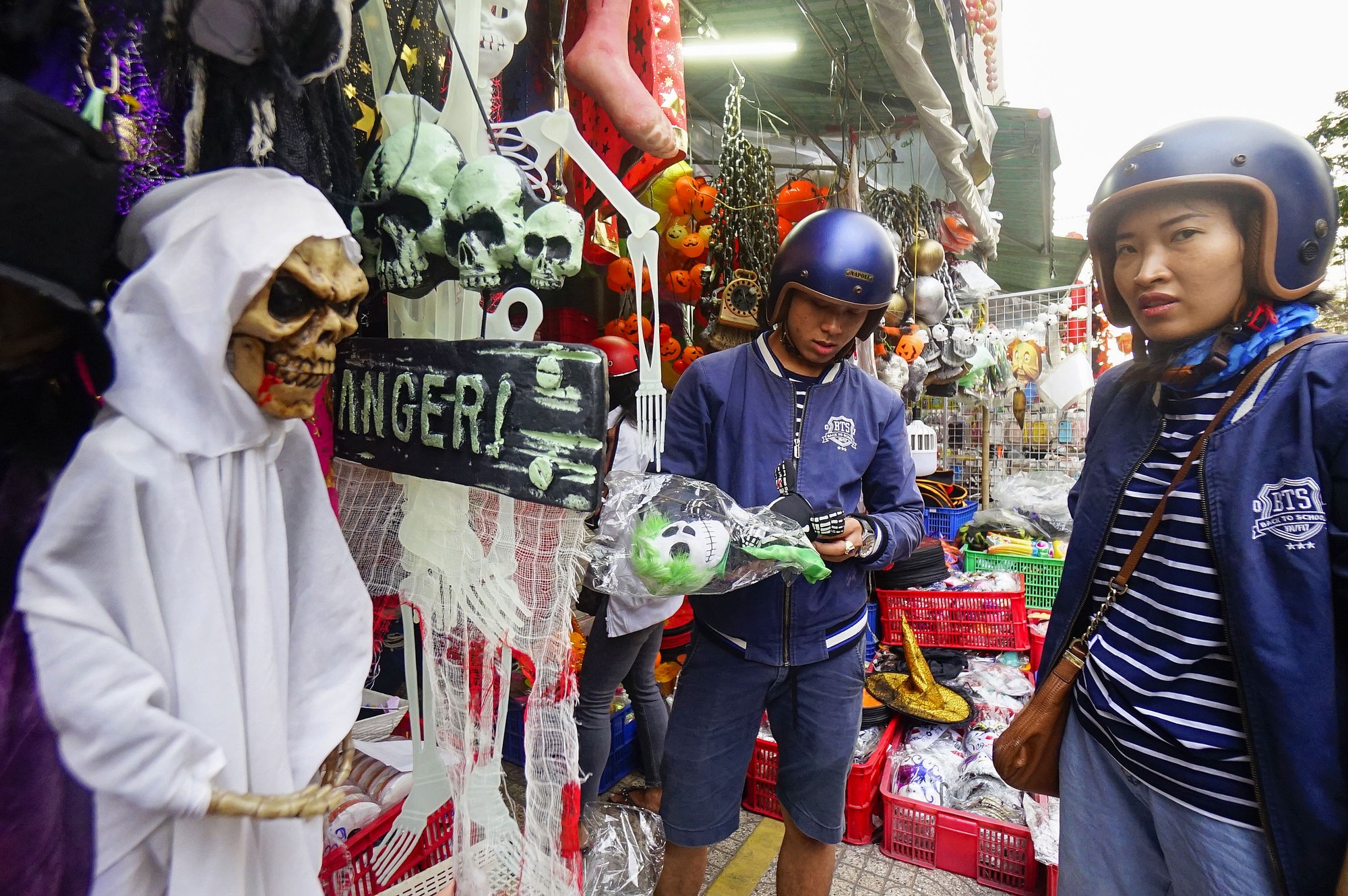 Đổ xô mua đồ hóa trang khi ngày Halloween cận kề