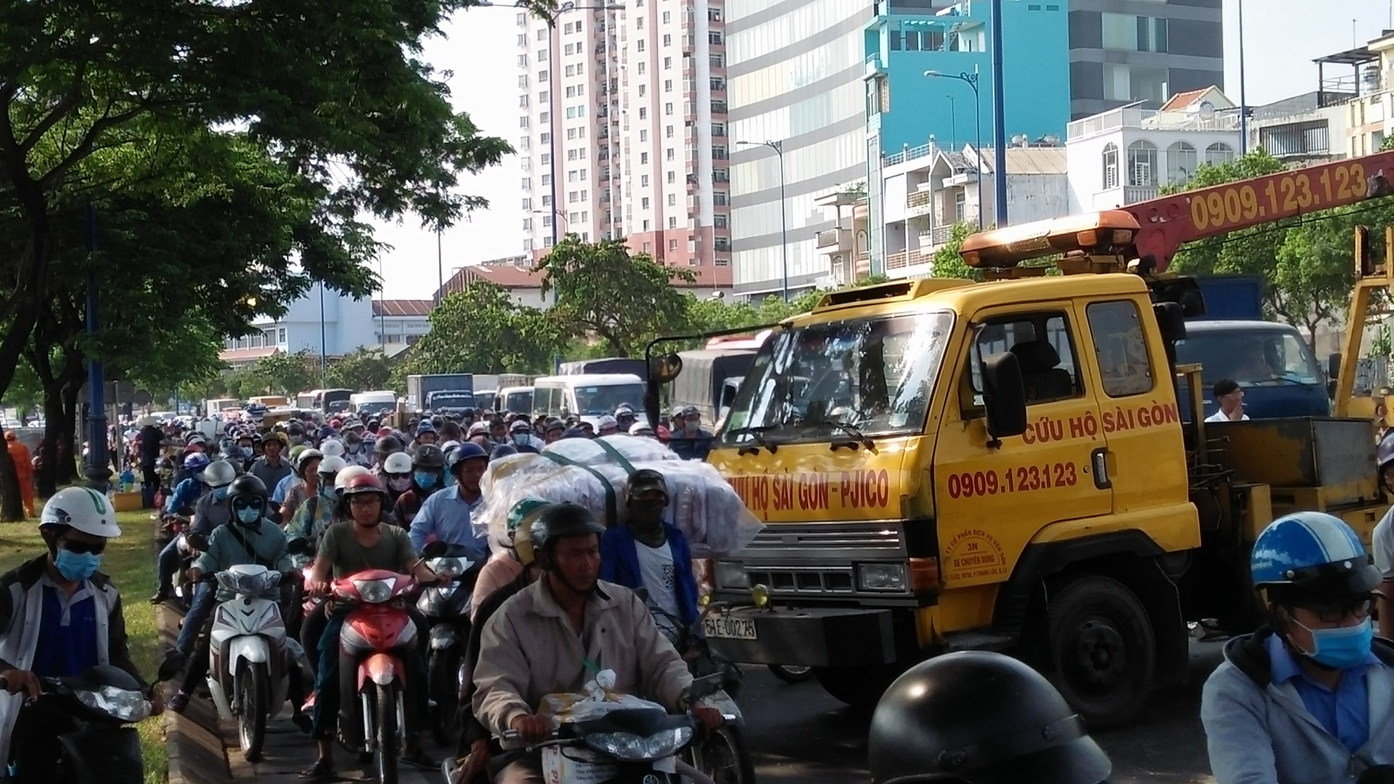Kinh h&atilde;i xe tải văng qua l&agrave;n xe m&aacute;y tr&ecirc;n đường V&otilde; Văn Kiệt - Ảnh 2.