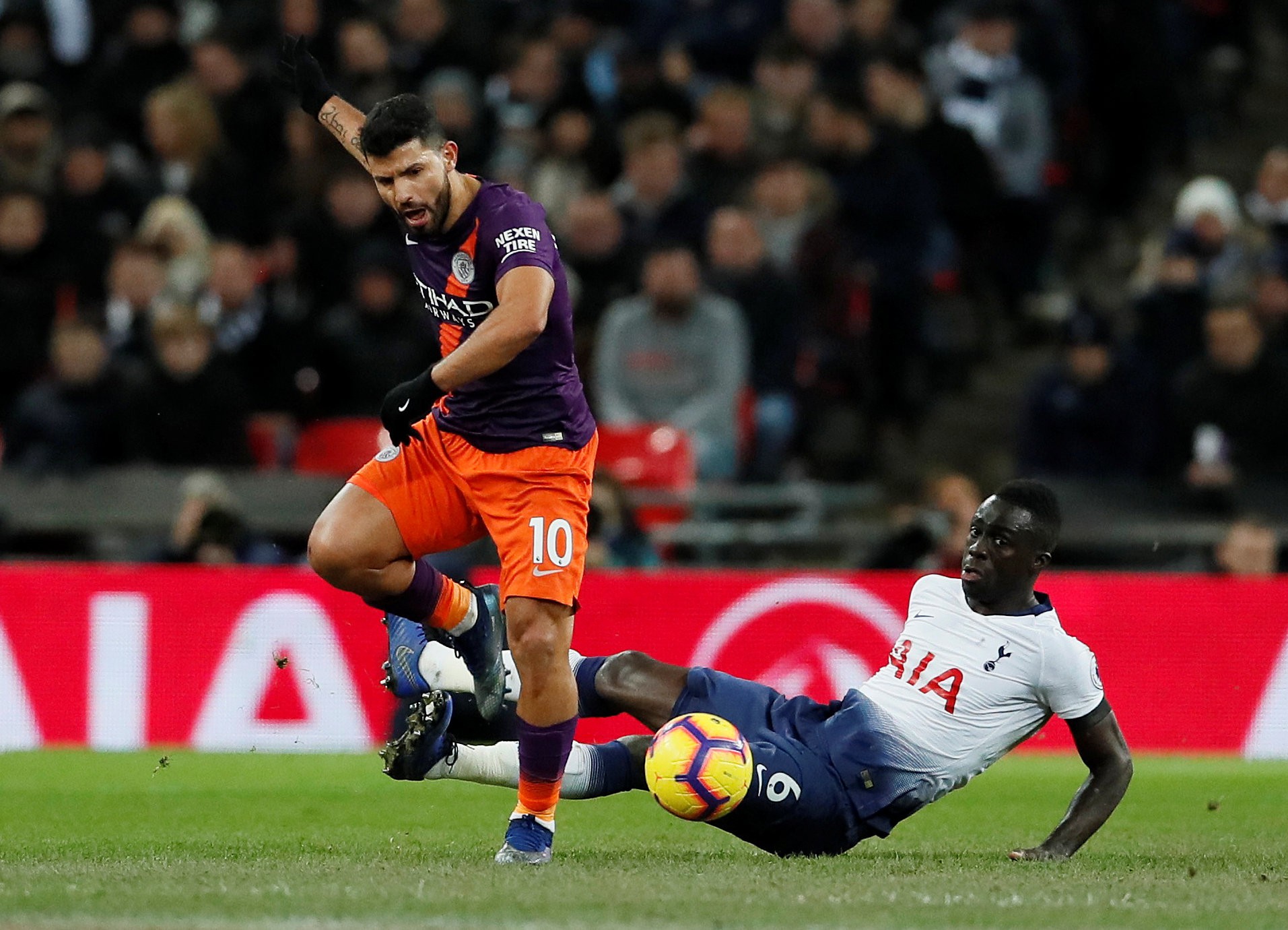 Cựu công thần Leicester toả sáng, Man City đòi lại ngôi đầu Ngoại hạng - Ảnh 2.