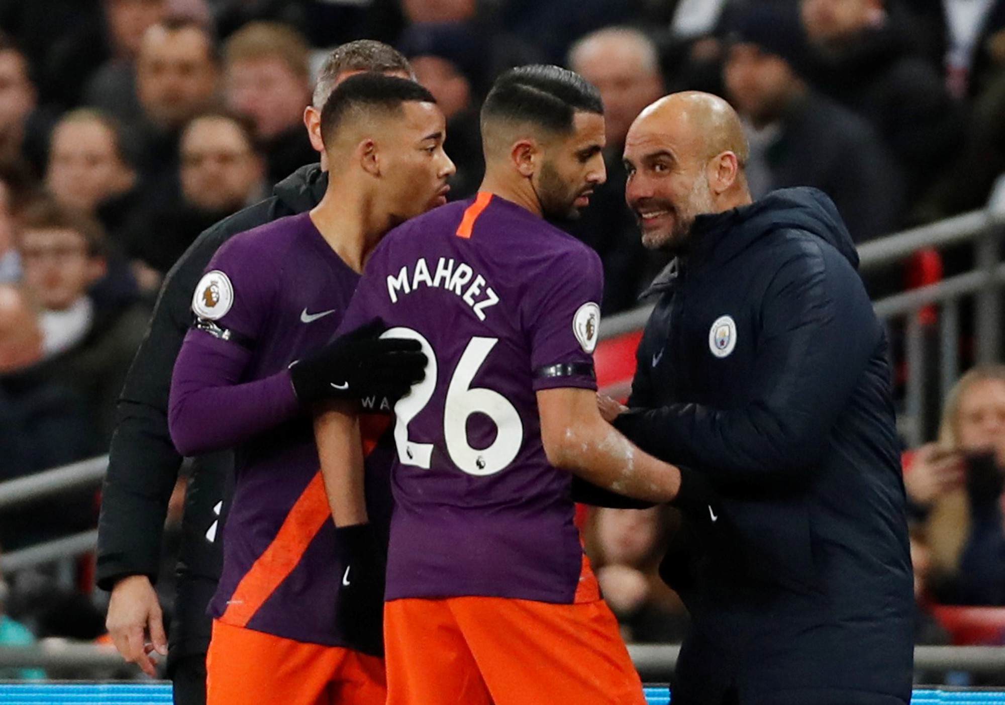 Giúp Man City đòi lại ngôi đầu, Mahrez tặng bàn thắng cho cố tỉ phú Thái Lan