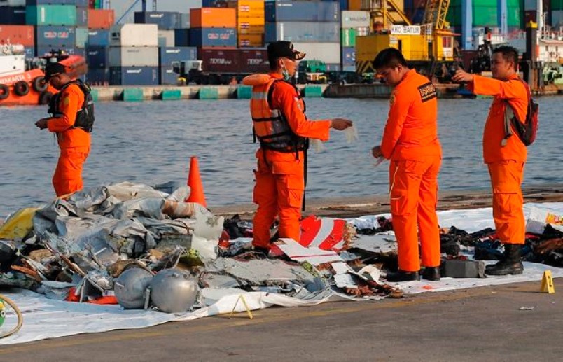 Vụ rơi m&aacute;y bay Indonesia: Chiếc m&aacute;y bay rơi kh&ocirc;ng tiếng động - Ảnh 3.