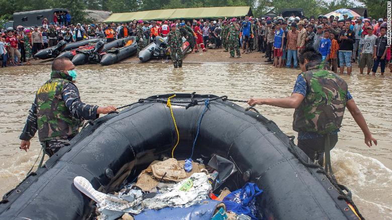 Rơi m&aacute;y bay Indonesia: Chiếc Boeing t&ocirc;ng phải bom mưa? - Ảnh 5.