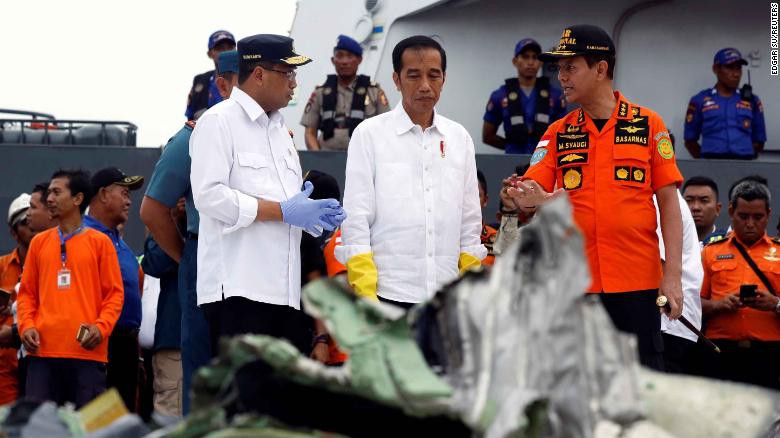 Rơi máy bay Indonesia: Chiếc Boeing tông phải "bom mưa"?