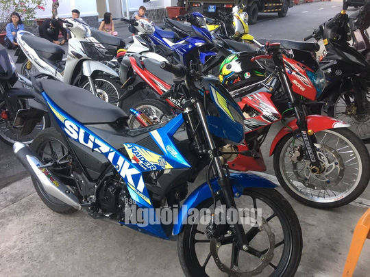 1 giờ sáng, công an vây bắt gần 100 quái xế cổ vũ, đua xe - Ảnh 1.