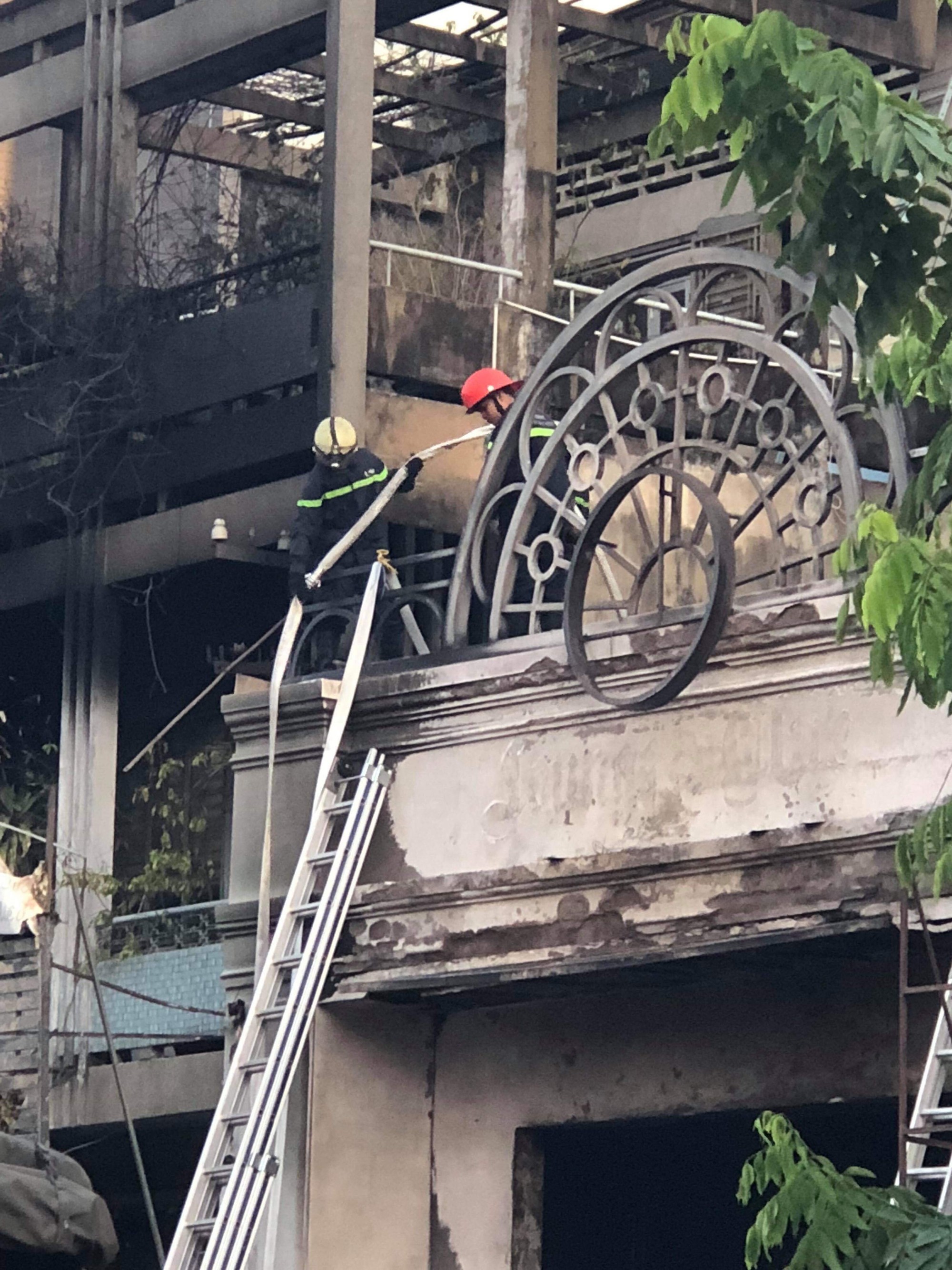 Quán bar ở trung tâm TP HCM cháy ngùn ngụt lúc rạng sáng - Ảnh 6.