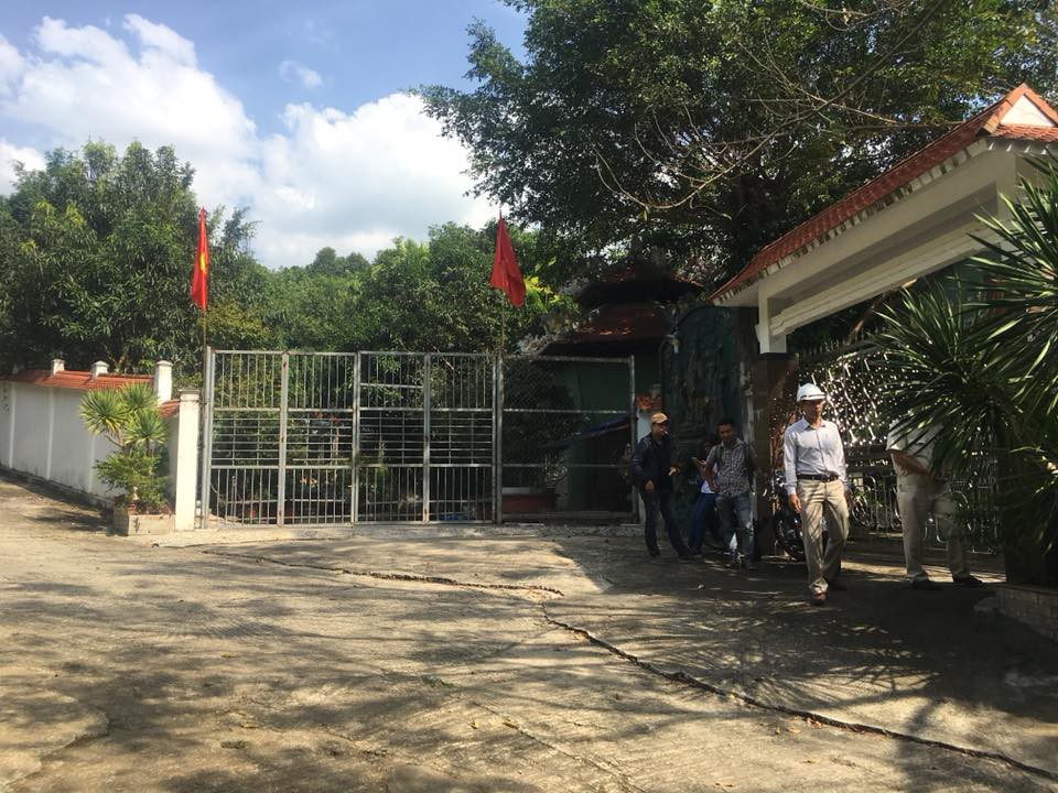 Ch&iacute;nh quyền đến biệt phủ x&acirc;y tr&aacute;i ph&eacute;p kiểm tra, người l&agrave;m kh&ocirc;ng chịu mở cửa - Ảnh 1.